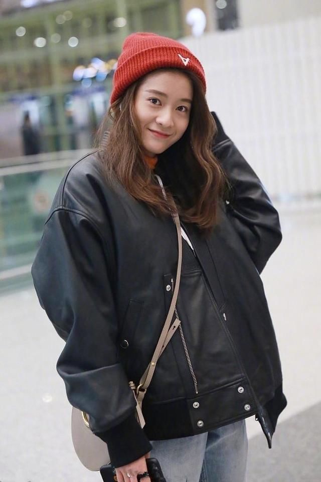 20岁张雪迎现机场，当众补妆太豪迈，网友:关晓彤危险了!