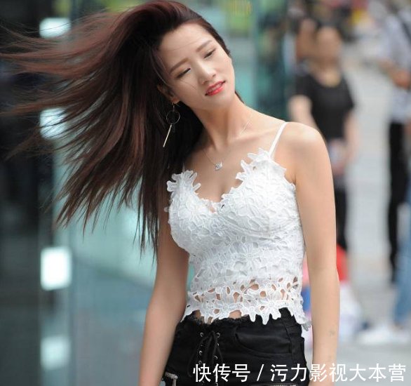 时尚街拍轻熟女的时尚穿搭，优雅又迷人！