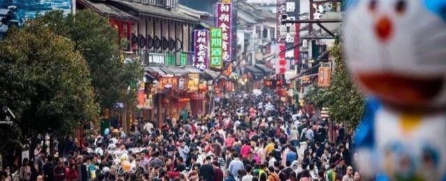 全国景区挤到质壁分离，旅客厕所一拥而上，都不管男的女的