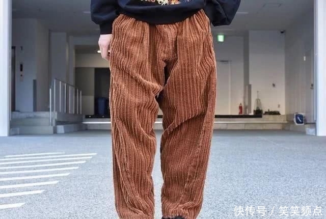 服饰:一条“普通”的灯芯绒裤,成功吸了跨年女孩子的目光