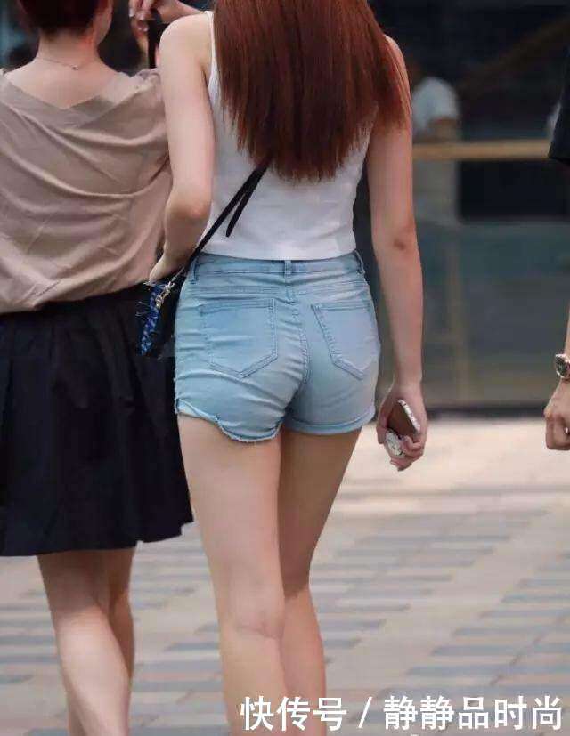 街拍: 穿小短裤的小姐姐, 筷子腿很吸睛