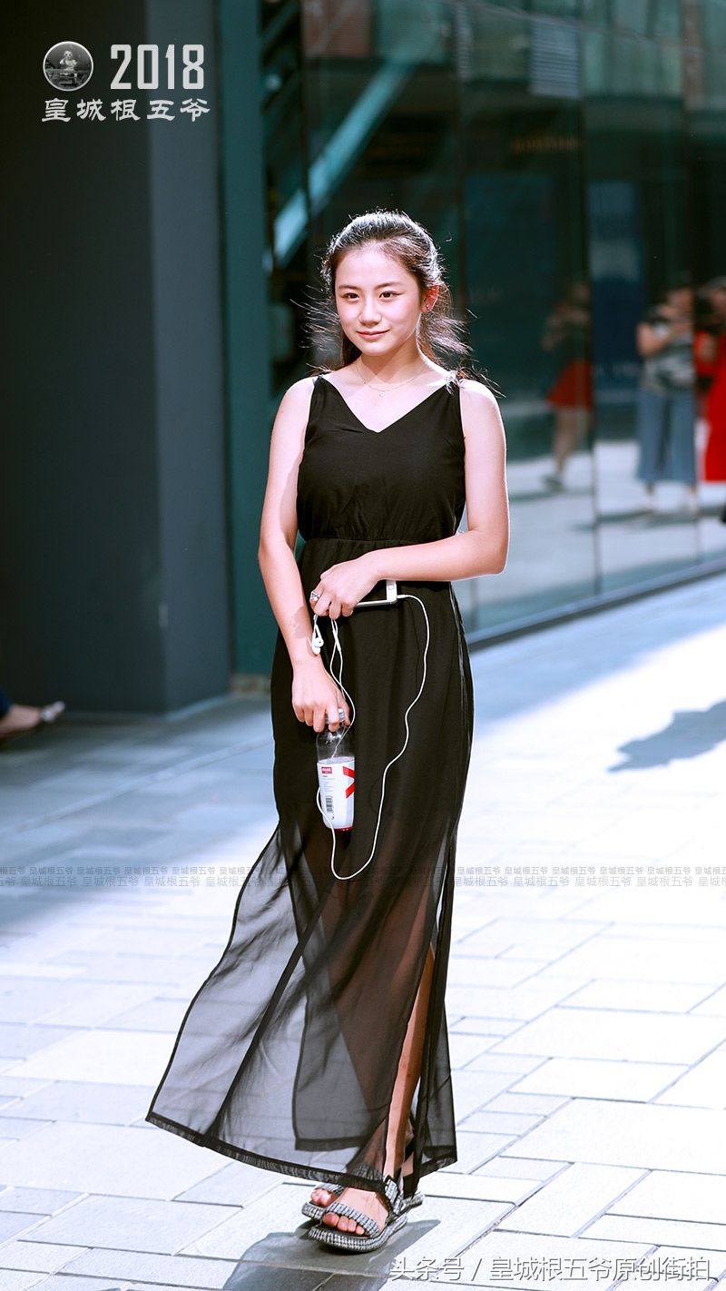 街拍:炎热的夏天很多时髦女孩都喜欢穿黑色的裙子