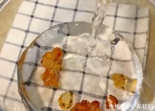  「桃胶炖奶」一到冷天，我从不用化妆品，每天喝一碗它，面色红润，色斑也没了！