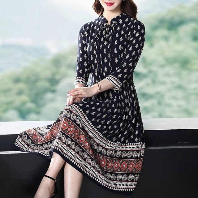 女人到50，秋天别穿风衣！穿这大码秋裙+裸鞋，让你美出新标准