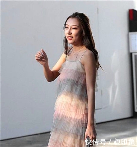 「气质」街拍:美女穿吊带长裙,气质温婉,姿态怡人
