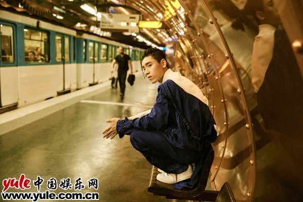 王子异街拍造型曝光 巴黎街头诠释欧式复古