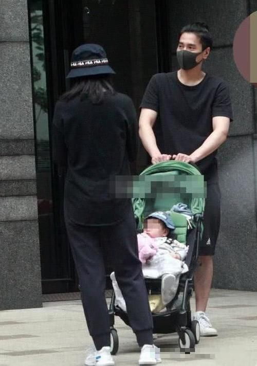 产后■高圆圆携老公女儿齐现身,产后体型仍臃肿,腿粗都快赶上赵又廷