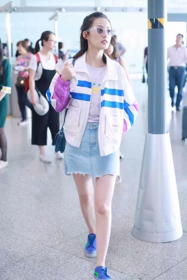 李沁秀新时尚技巧，夏天T恤配针织衫，网友：要时尚就要不怕热！