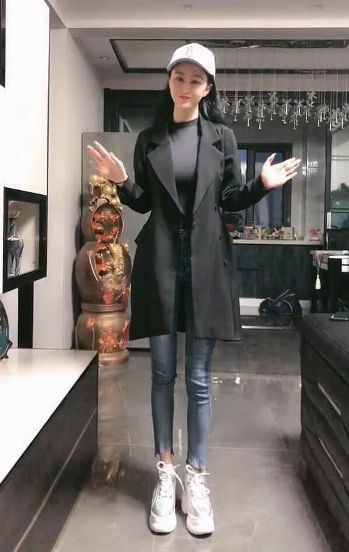  「美女」穿紧身牛仔裤的时尚美女，不动声色呈现美腿，网友：瘦而不柴!