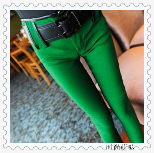 MM穿绿色紧身裤刚出门就成了焦点，成功在人群中脱颖而出