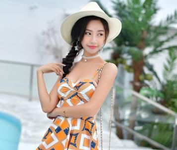 时尚又大胆的小姐姐穿连体泳衣，性感撩人、时尚优雅，俏皮可爱