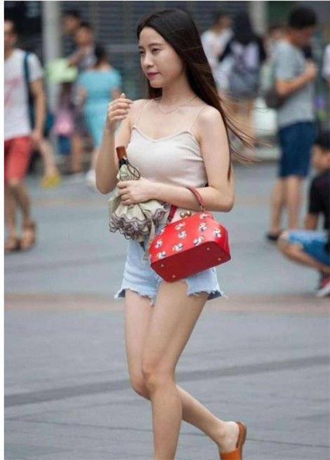 闺蜜|街拍:吊带牛仔美女纹身好亮眼,闺蜜的大长腿白皙无瑕