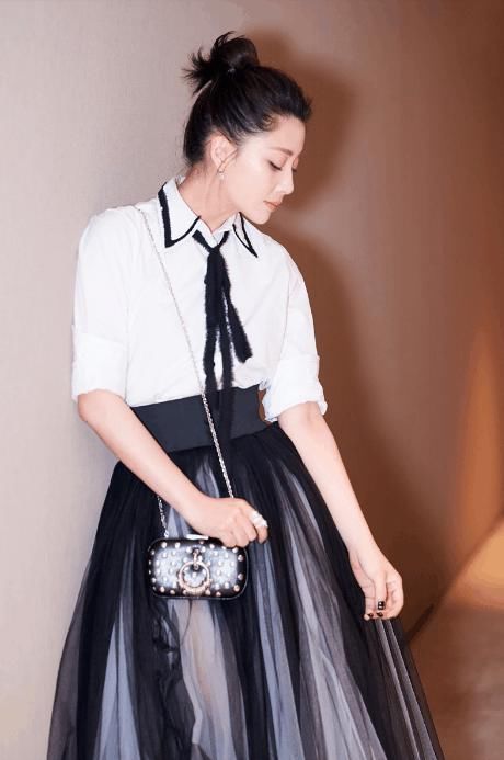 38岁殷桃低胸性感亮相活动，妆容却油腻似大妈，年纪越大越敢穿