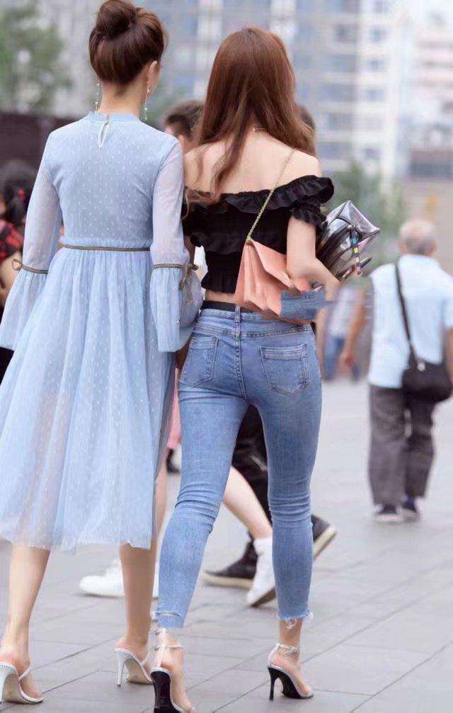 甜美姐妹花淑女裙PK紧身牛仔裤，时尚潮流的穿搭秀出青春时尚美