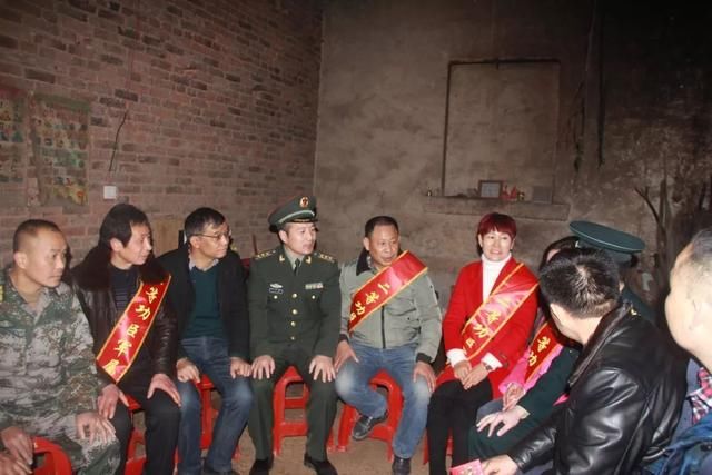 指导员给立功官兵送喜报，车站安检被拦下，打开一看是二等功奖章