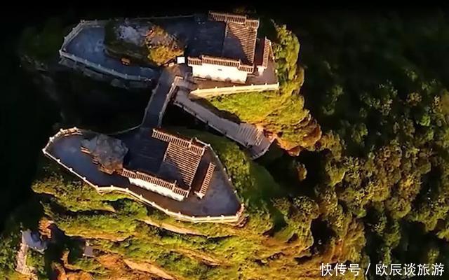 海拔2500米的山上寺庙比玻璃栈道还吓人，你敢去挑战吗？