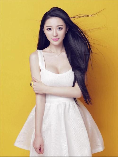 美女校花拍高清写真，肤色白皙大胸性感！