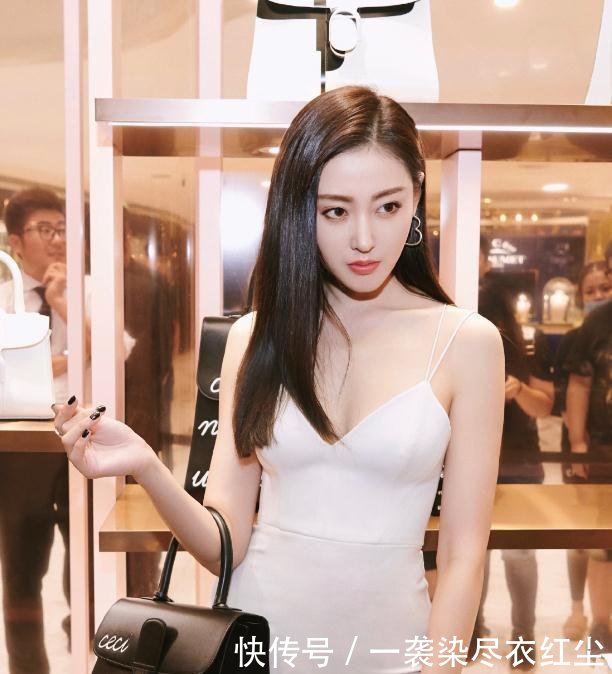 张天爱为了增高, 鞋子高到一般人穿不起的程度, 像用脚趾走路!