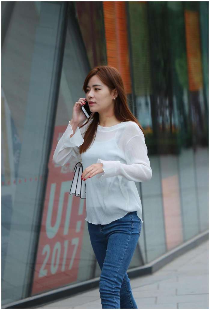 街拍: 穿着简单却很有气质的姐姐