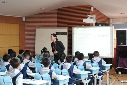  #美女#“美女校长”胡红梅的下台，为这几类教师敲响了警钟，应该反思