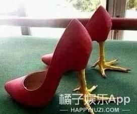 设计师■LadyGaga五花肉套装见过吗?还有方便面链条包,穿着都能去涮火锅了