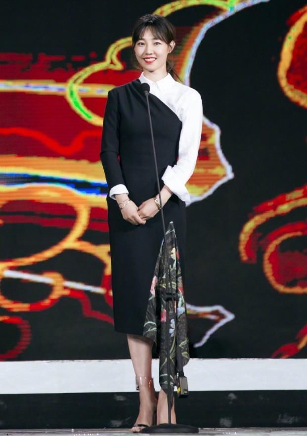 白百何换了发型效果比整容还好，一身黑白搭配简直年轻了10岁!