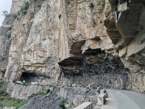 河南山西交界处藏着一条神奇公路,全程开凿在悬崖上被称世界奇迹