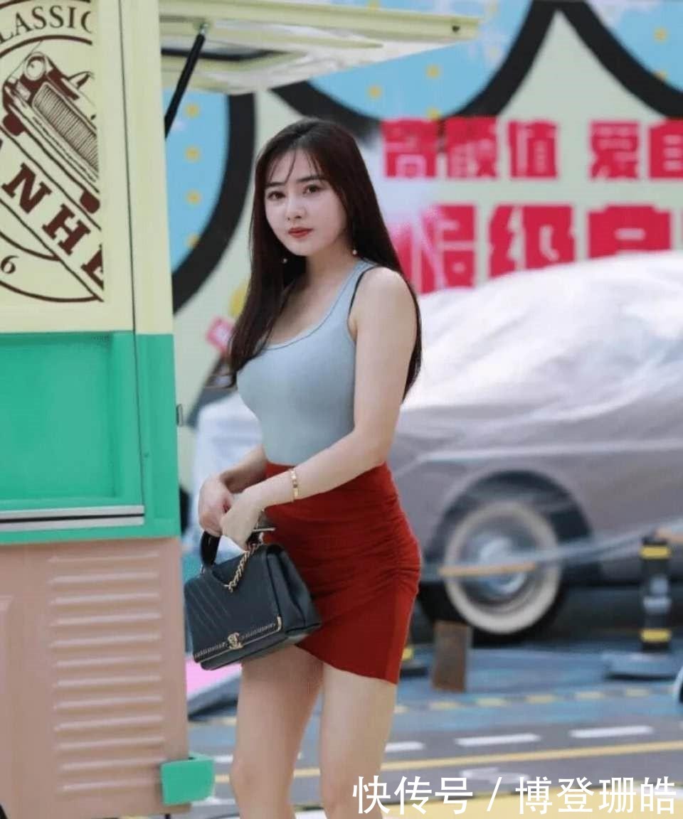 『回眸一笑』时尚漂亮的表姐回眸一笑，很是迷人。