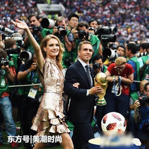 法国夺冠，LV太子妃水果娜笑到合不拢嘴，世界杯闭幕最幸福超模