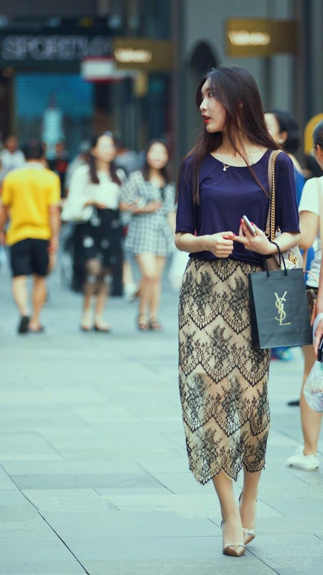 街拍美女：纯洁可爱气质出众，真是美如花！