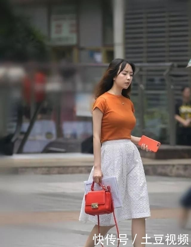 女人|女人拥有一双适合的高跟鞋,能够提升自己的时尚品味