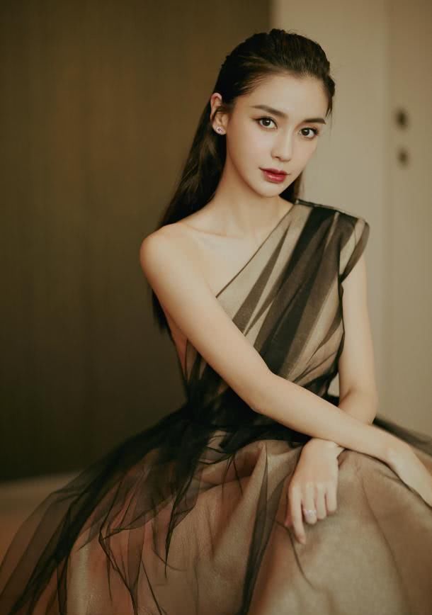 露肩裙不是谁都适合穿，杨颖真心Hold不住，太辣眼！