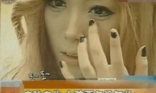 美女坚持2年不卸妆，花3小时卸完妆后，自己被自己吓到了！