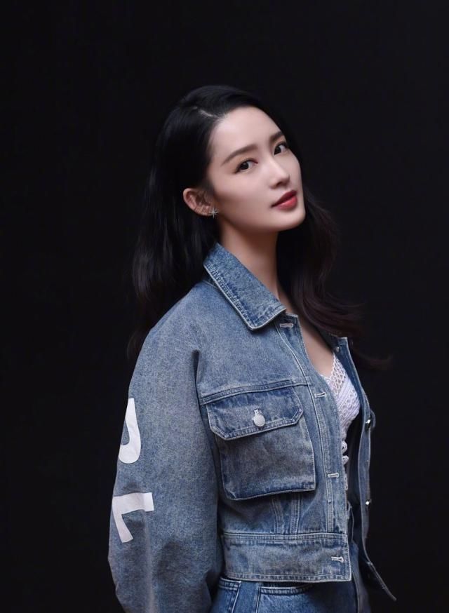 『镂空』《中国机长》主演之一李沁身穿白色镂空内搭接受采访,空姐服超美