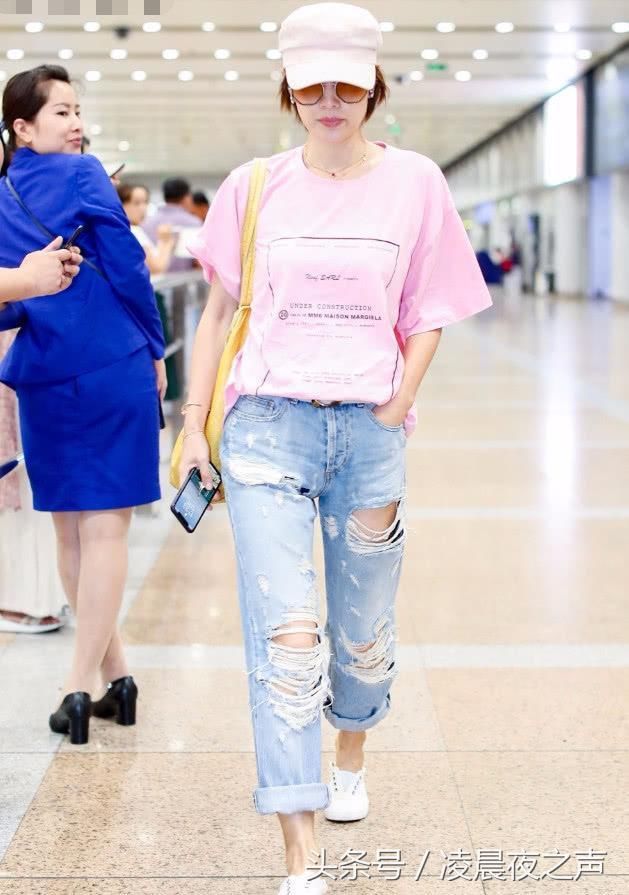 马伊琍穿破洞裤亮相,破洞开得太高,一不小心还露出了红色短裤