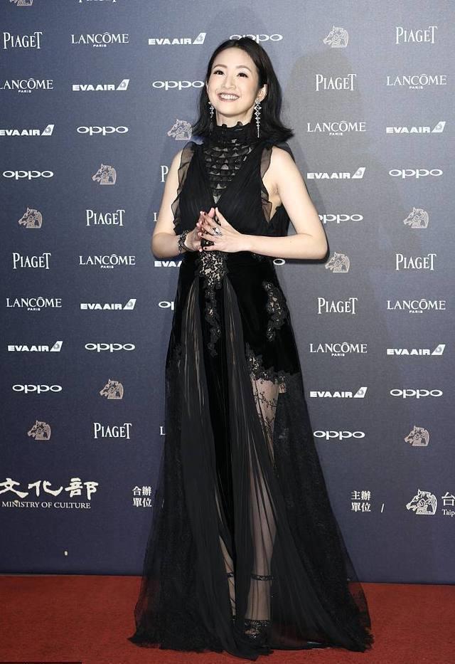 林依晨也豁出去了！直接穿蕾丝睡衣走红毯？网友：还不如不穿