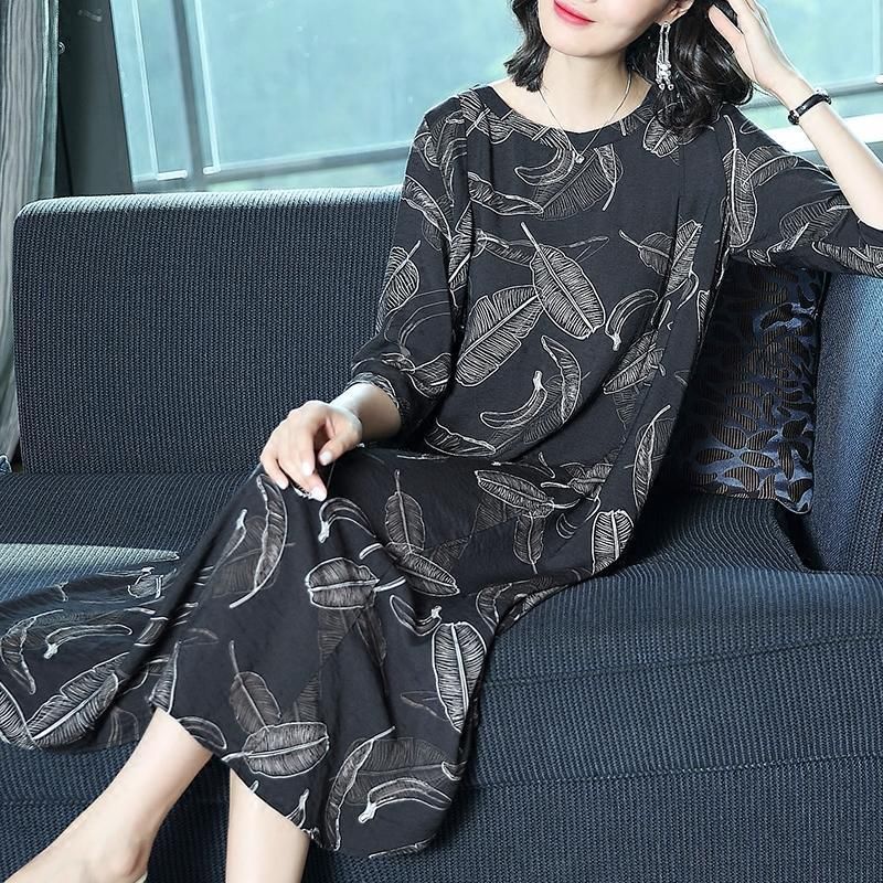 火爆夏季的波点裙，70后阿姨穿上身也毫无违和感，显得人更美