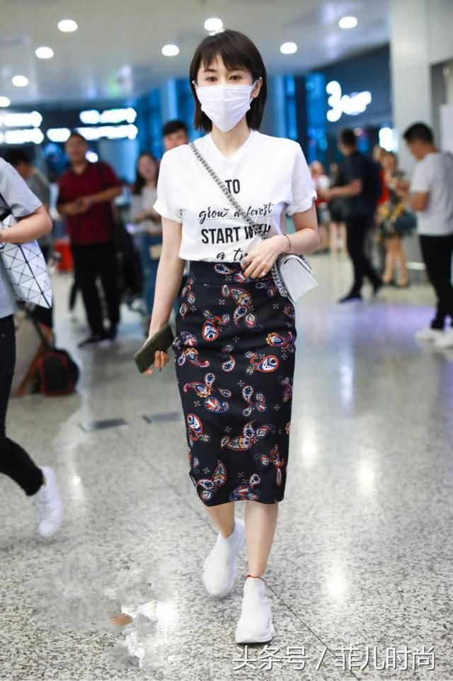 王子文为显身材，这么窄的裙子也要硬穿进去，网友：好尴尬啊！