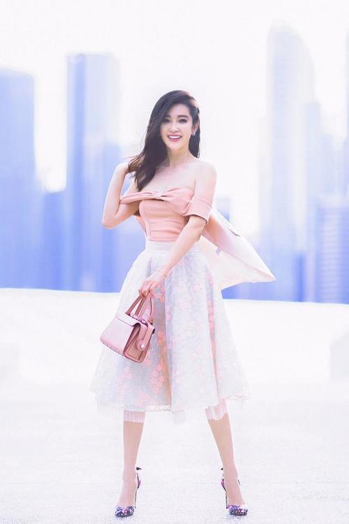 李冰冰又美了！黄色连衣裙配尖头高跟，显年轻10岁不止！