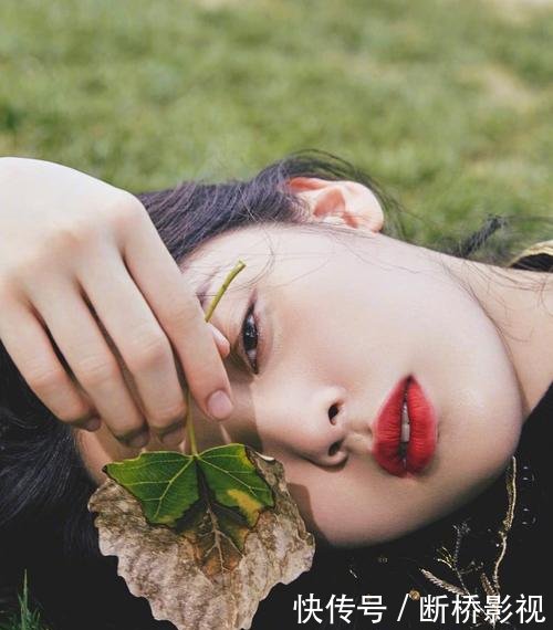 欧阳娜娜长腿逆天，超短裤直接穿成倒三角，露出大腿根神秘又性感