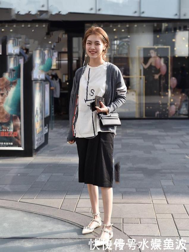  「性感」街拍：黑色吊带内搭+紧身牛仔裤的性感美女，有种野性的美