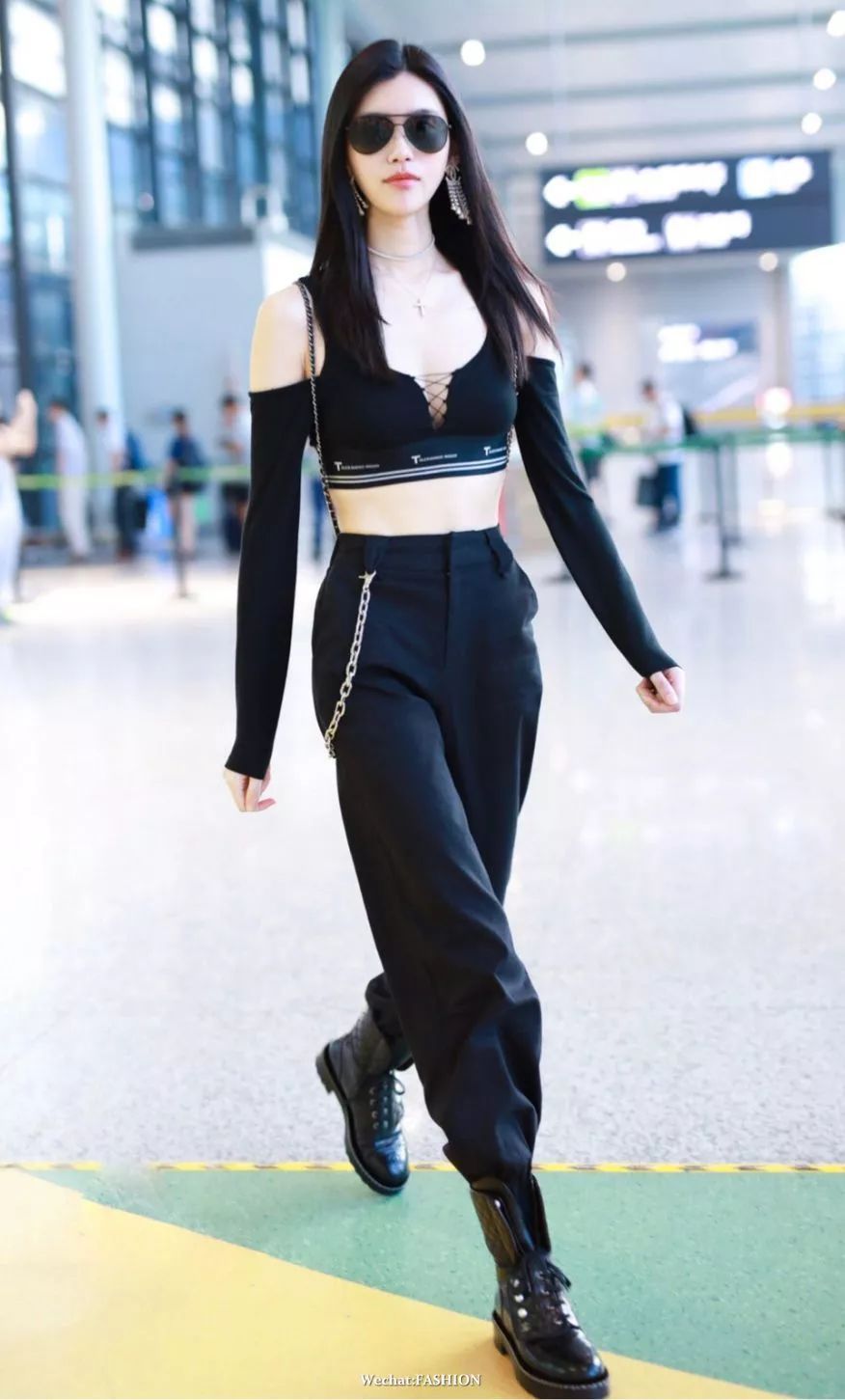 明星 | 孟美岐机场大玩“下半身失踪” 韩雪太会穿献上我的膝盖