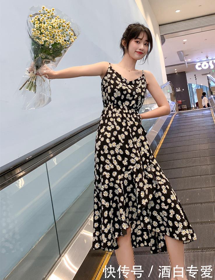 「碎花」初夏穿“碎花裙+防晒衣”,一半清新一半醉人,魅力四射美到犯规