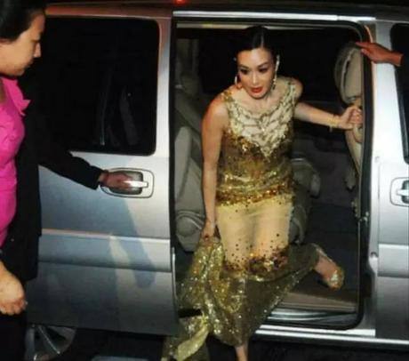 钟丽缇放大招！礼服裙下半身镂空，别说男人就连女助理都看呆了！