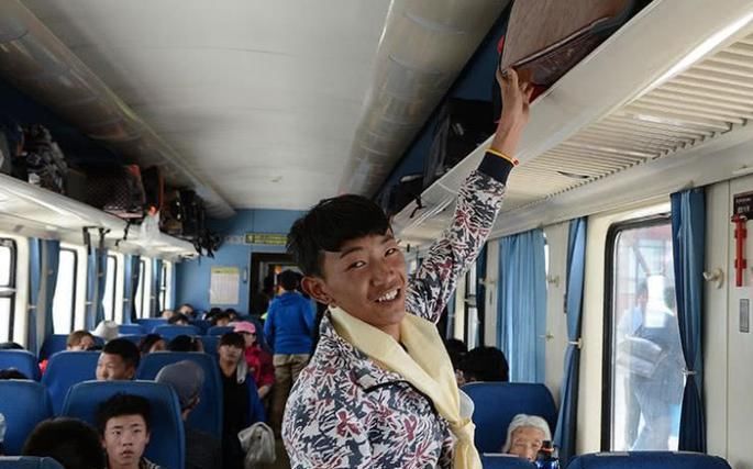 坐火车时，总发现一些没票上车的人，他们是如何上车的？