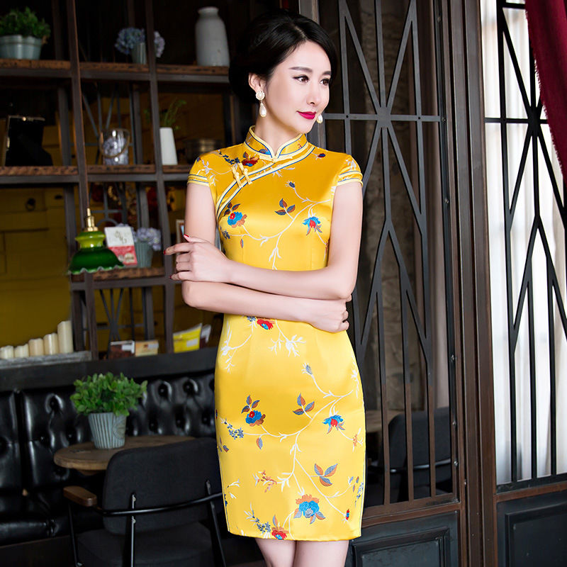 身材极好的媳妇穿旗袍，美得一颦一笑都是风情，惊艳的让人窒息