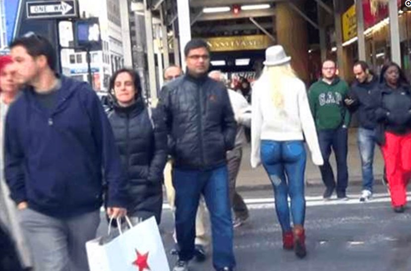 外国美女不穿裤子也没引起注意，只因她“穿”了条假牛仔裤