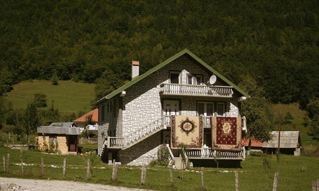  房子|胆子真够大！在农村蔬菜大棚盖房子，创造性思维是不是用错