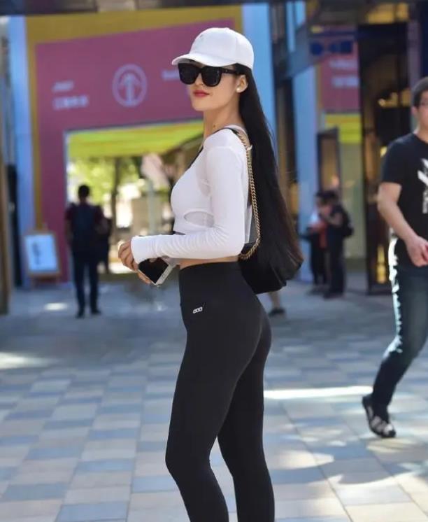 『粉色』街拍:窈窕淑女的美女,一件白色短袖配粉色短裙,青春靓丽气息