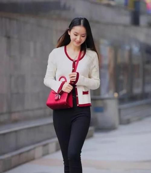 「美女」街拍:秀丽端庄的美女,一件红色风衣配黑色打底裤,时尚魅力气质